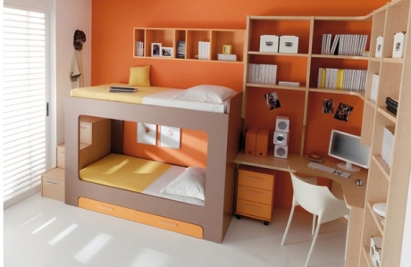 dormitorio infantil con litera de media altura y amplia zona de trabajo