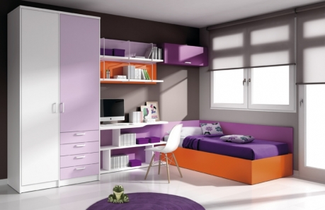 dormitorio infantil, cama arcn (caben hasta las bicis), armario personalizado y una original mesa de estudio con libreras 