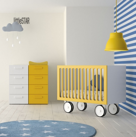 prctica y divertida cuna con grandes ruedas en vivos colores, dormitorio infantil