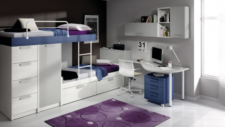 en muy poco espacio ,dos camas, armario, cajones y mesa estudio en este dormitorio juvenil