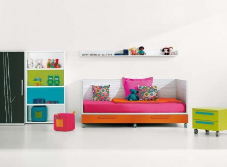 ideas para el dormitorio infantil, cama compacta con ruedas y armario con  pizarra