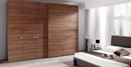 contundente y espacioso armario de puertas correderas y batientes integrado en el dormitorio principal