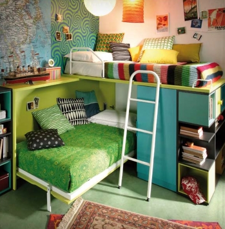 llit alt sobre llit plegable amb potes i zona d'estudi, espai per jugar