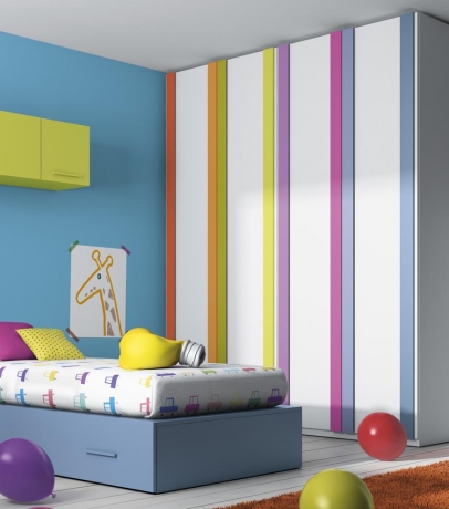 dormitorio infantil con cama nido,original armario con grandes tiradores creando el efecto 'pijama'