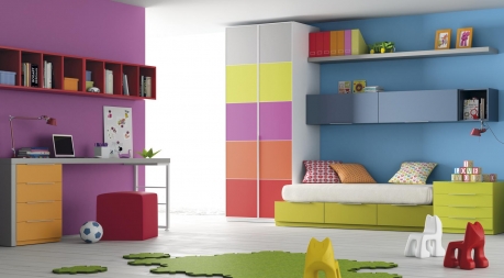 dormitori infantil, simpàtica combinació de colors, compacta amb calaixos, armari i taula d'estudi